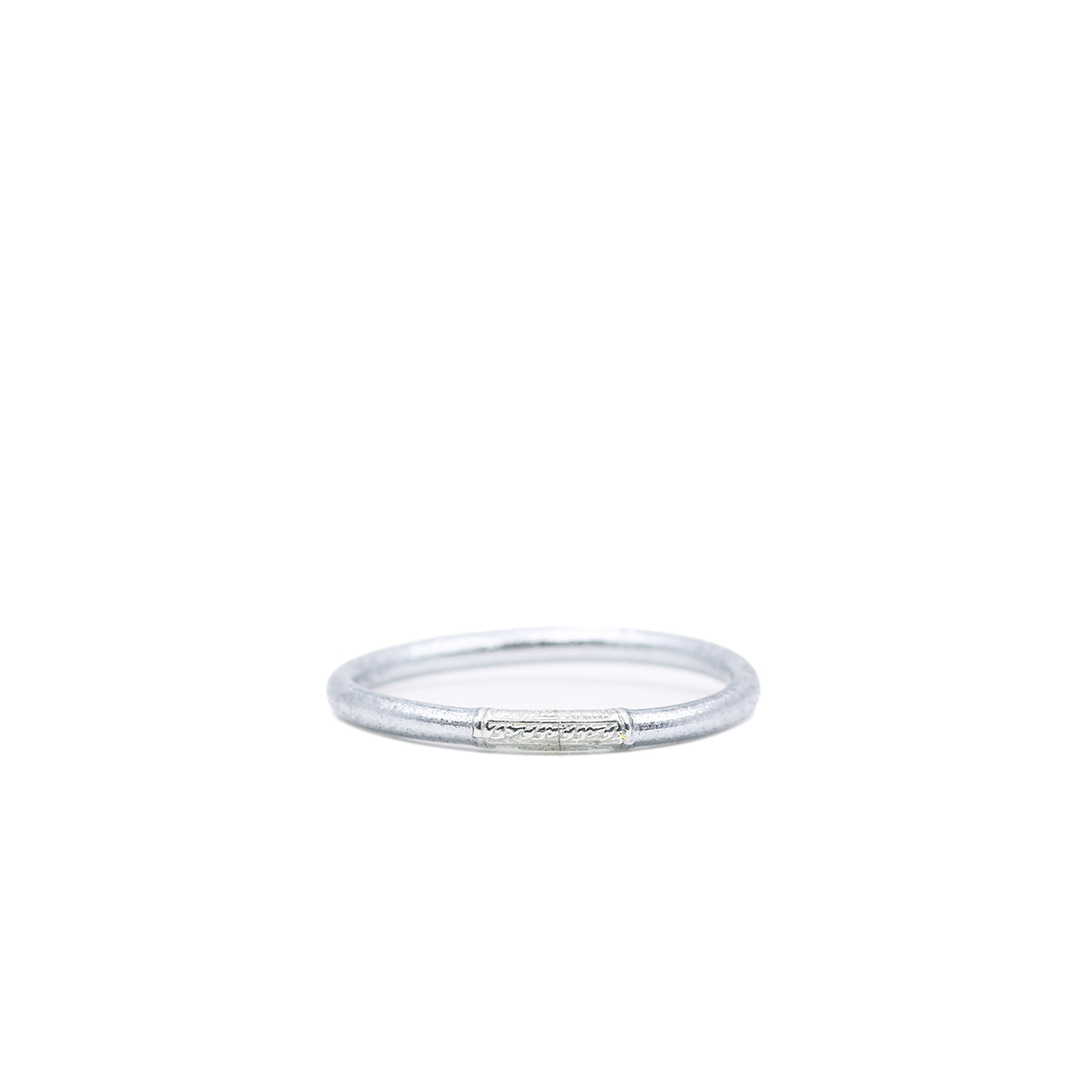 Pulsera plateada Classic Bangle MANIKĀ en hoja de oro de 22 kilates con acabado plateado encapsulada en silicón, bendecida por monjes budistas