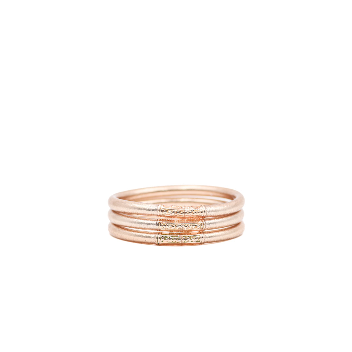 Detalle de pulsera Champagne Classic Bangle MANIKĀ en oro 22k encapsulado en silicón