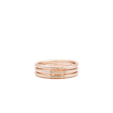 Detalle de pulsera Champagne Classic Bangle MANIKĀ en oro 22k encapsulado en silicón