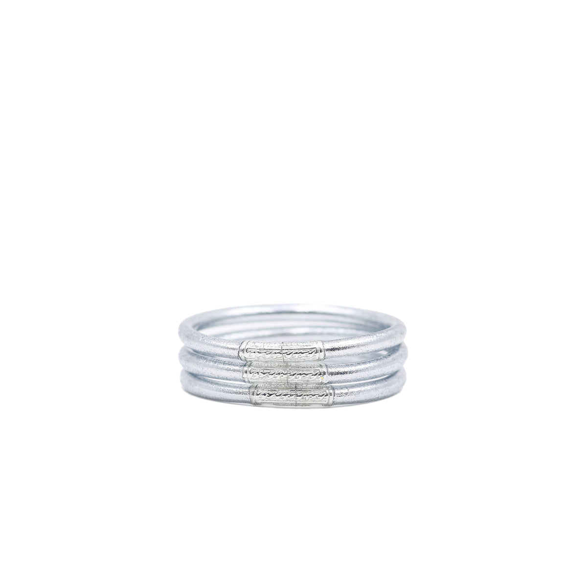 Detalle de pulsera plateada Classic Bangle MANIKĀ en oro 22k encapsulado en silicón, joyería minimalista