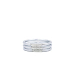 Detalle de pulsera plateada Classic Bangle MANIKĀ en oro 22k encapsulado en silicón, joyería minimalista