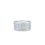 Pulsera plateada Classic Bangle MANIKĀ modelada en muñeca, joyería atemporal mexicana