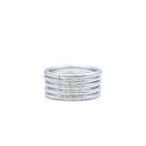 Pulsera plateada Classic Bangle MANIKĀ modelada en muñeca, joyería atemporal mexicana
