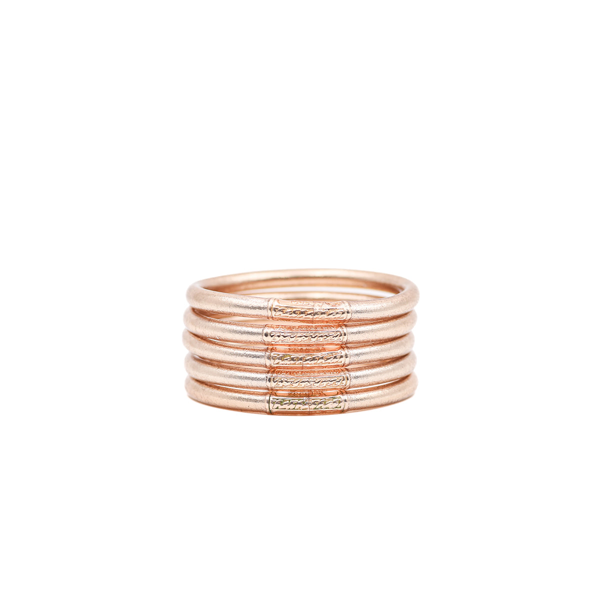 Pulsera Champagne Classic Bangle MANIKĀ modelada en muñeca, joyería atemporal mexicana