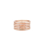 Pulsera Champagne Classic Bangle MANIKĀ modelada en muñeca, joyería atemporal mexicana
