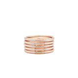 Pulsera Champagne Classic Bangle MANIKĀ modelada en muñeca, joyería atemporal mexicana