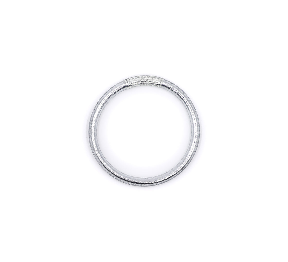 Pulsera plateada Classic Bangle MANIKĀ vista lateral, resistente al agua y ligera