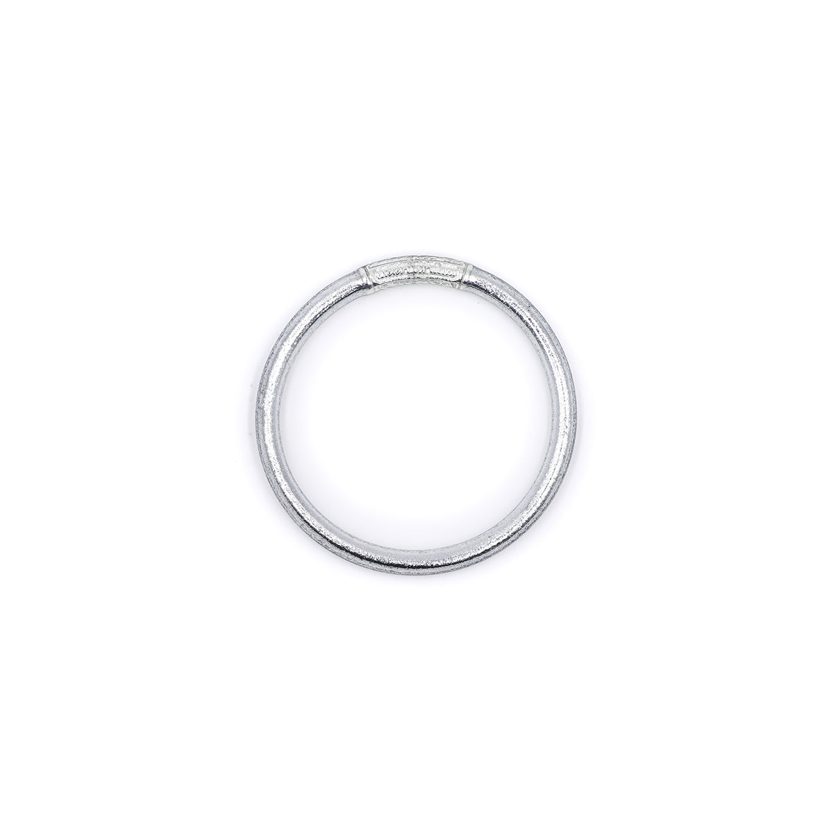 Pulsera plateada Classic Bangle MANIKĀ vista lateral, resistente al agua y ligera