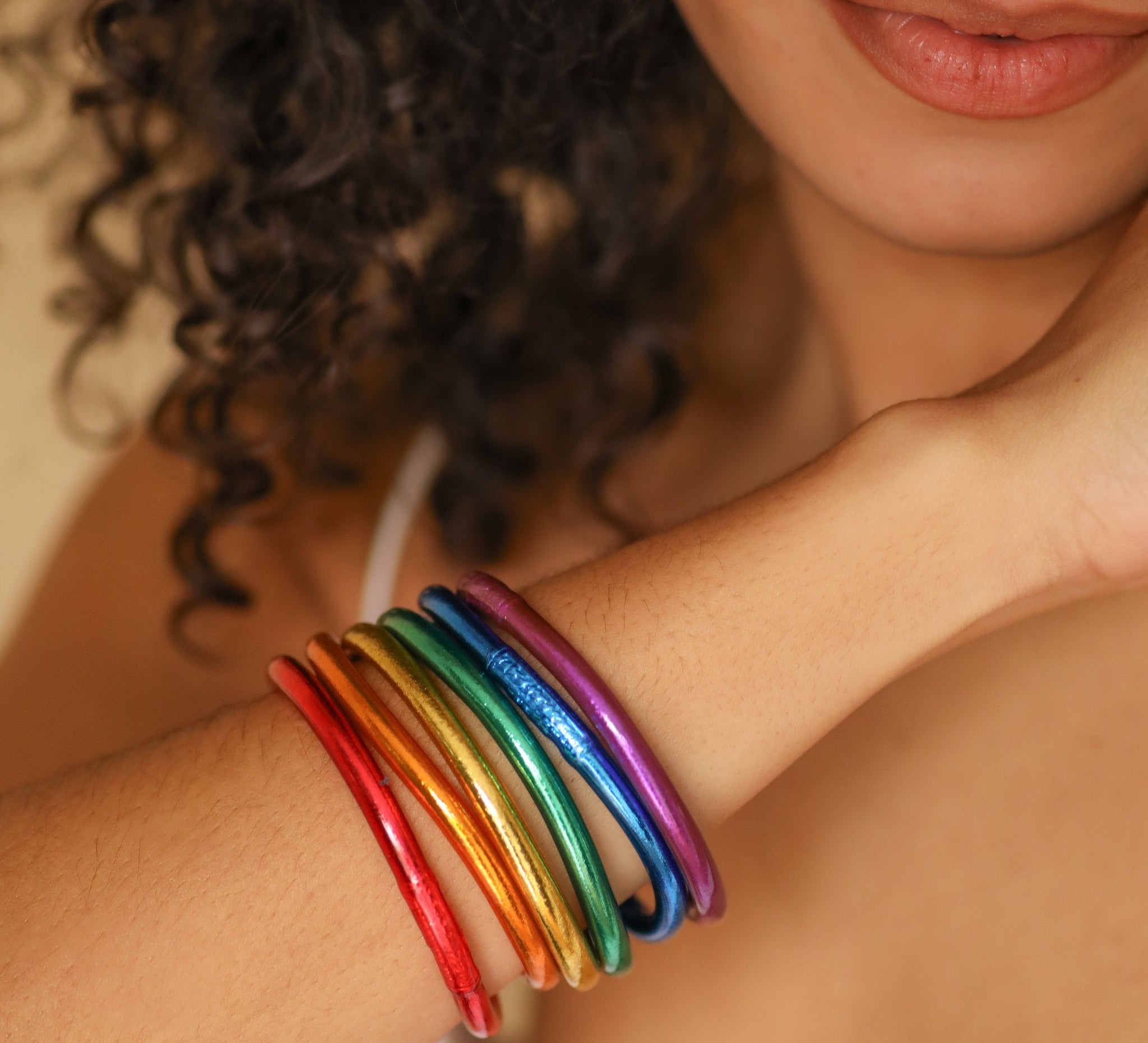Pulseras Mix & Match Pride MANIKĀ en rojo, naranja, dorado, verde, azul y morado, set de oro 22k para la comunidad LGBT+